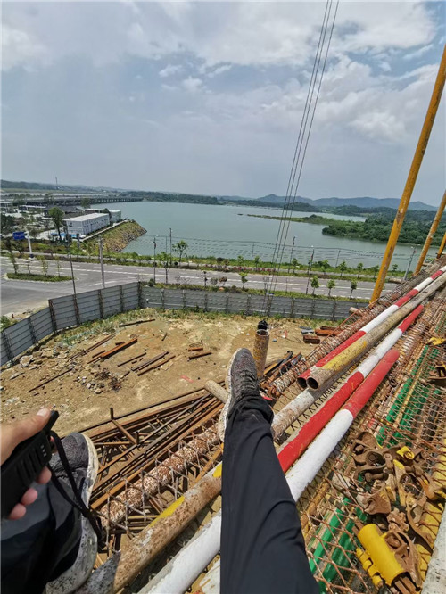 乌尔禾区作业中发生设备损坏或人员意外，责任怎么划分？